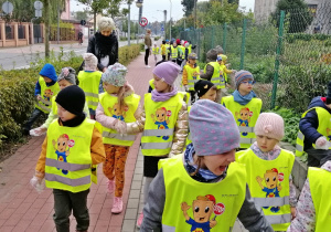 Dzieci podczas akcji Sprzątania Świata uczą się dbać o porządek swojego otoczenia
